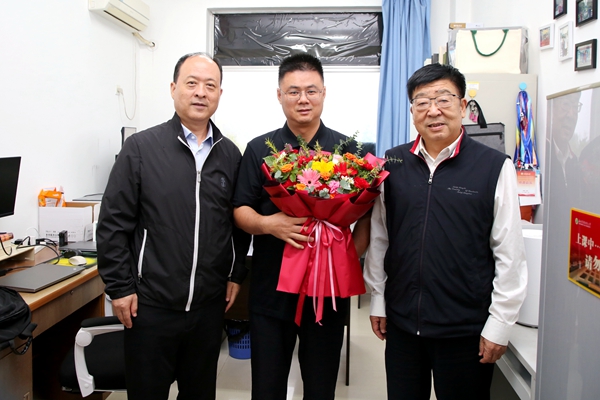 吴普特、韦革宏看望慰问机电学院傅<span class=
