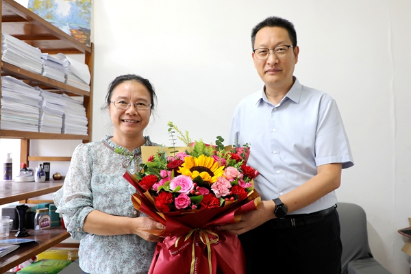 副校长孙马看望慰问生命科学学院陈红英教授_副本.jpg