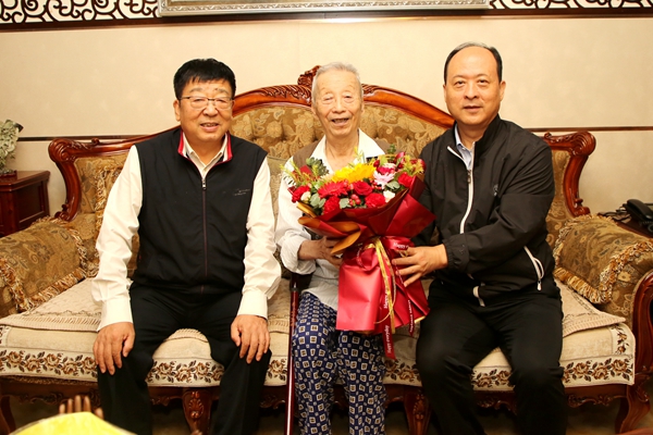 吴普特、韦革宏看望慰问山仑院士.jpg