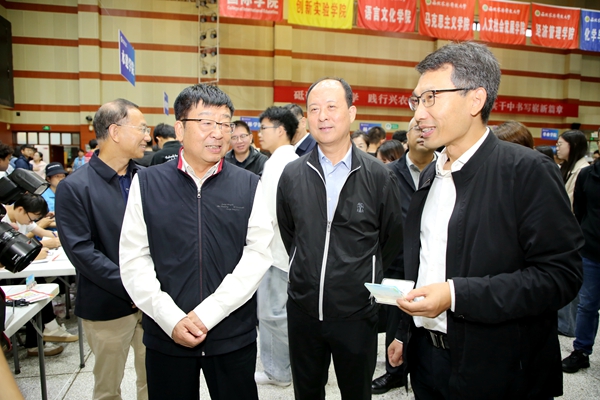 吴普特在北校区绣山活动中心检查本科生新生报到工作_副本.jpg