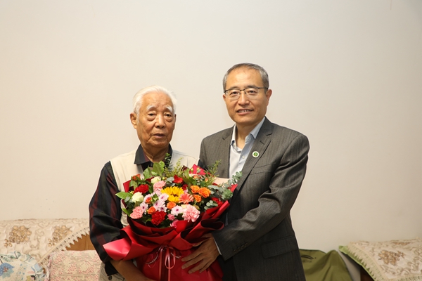 纪委书记陈红慰问离退休教师崔鸿文 _副本.jpg