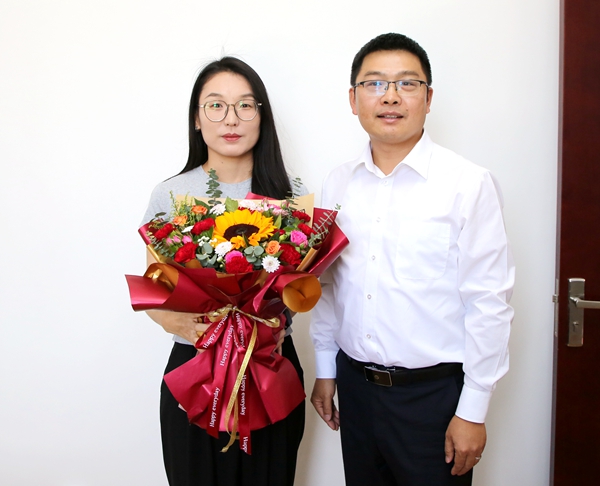 副校长马闯看望慰问马克思主义学院石伟琦老师.jpg