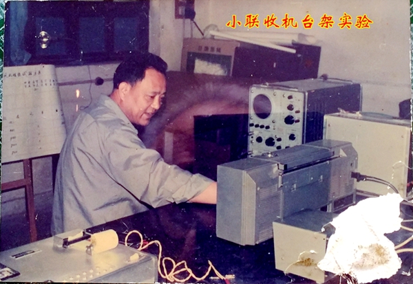 邵维民教授在小联收机台架实验_副本.jpg