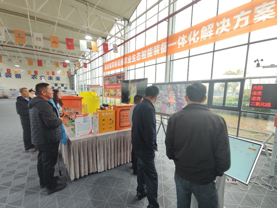 群众参观棚掌柜设施农业智慧装备展台.jpg