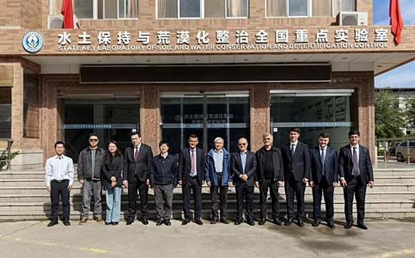 参观水土保持与荒漠化整治全国重点实验室_副本_副本.jpg