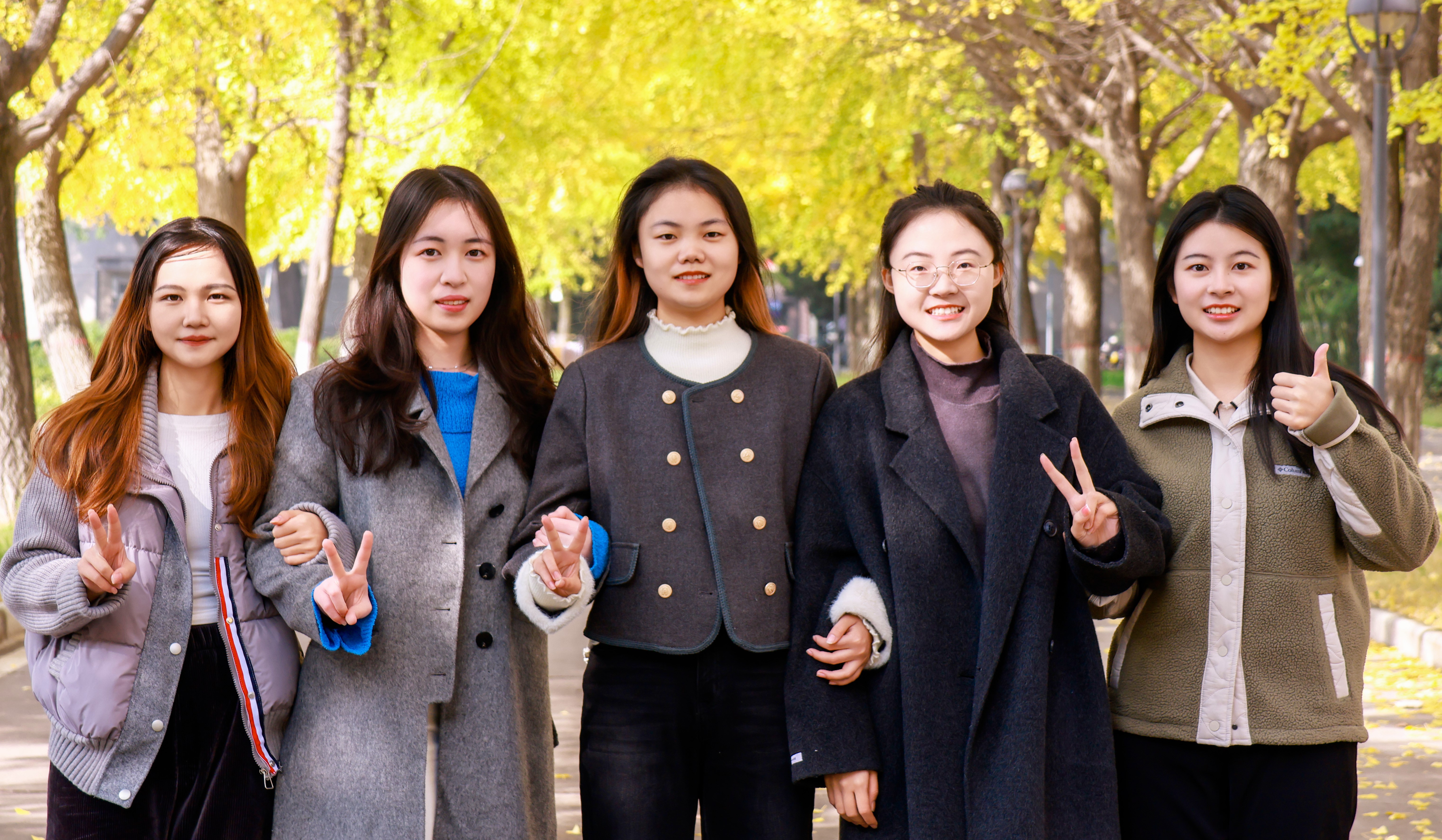 （从左至右）崔舒甜、徐嘉翊、宋晓彤、刘晨诗、韩霜相聚在一起.jpg