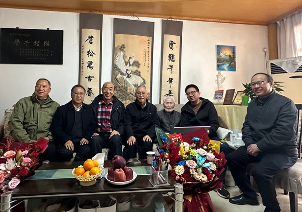 【水建学院】百岁泰斗迎寿辰 师生接续话奋斗_副本.jpg