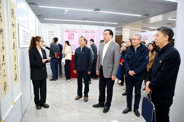 校领导黄思光、陈红、闫祖书等参观“廉韵润心 丹心绘洁”校园廉洁文化艺术作品展_副本_副本.jpg