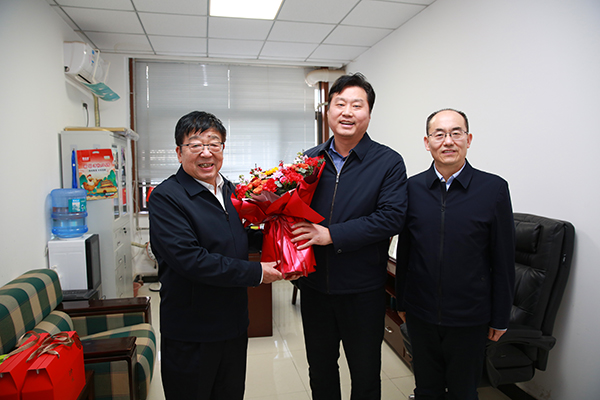 5吴普特校长、庄世宏副书记看望慰问食品学院教授、2025年神农青年英才冯宪超.jpg