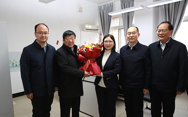 7吴普特校长等看望慰问附属中学 英语教师、初三年级组组长代萧榆.jpg