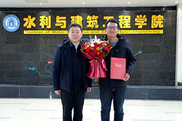 4副校长房玉林看望慰问水建学院范军亮教授.jpg