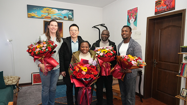 1副校长张宏鸣慰问外籍教师玛莎·诺罗·科洛姆、迈克尔·安东尼·波尔曼、艾萨克·丹尼斯、克利奥法斯·阿希萨·梅查.jpg