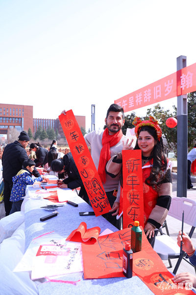 2月10日，在西北农林科技大学小西湖广场，西北农林科技大学留学生书写春联，送上新春祝福。.jpg