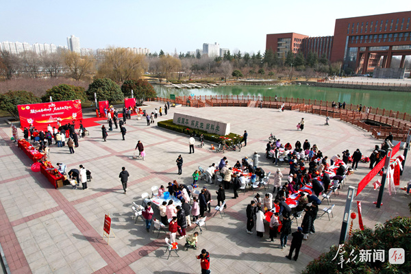 2月10日，在西北农林科技大学小西湖广场，小年活动热火朝天。.jpg