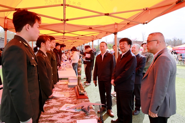 吴普特与退役大学生交流_副本.jpg