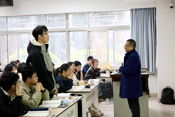 化学与药学院王俊儒教授在课堂上与学生互动(刘林婷摄)_副本.jpg