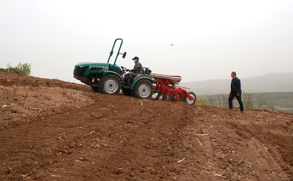 一台丘陵山地农机新设备正在春播作业_副本.jpg