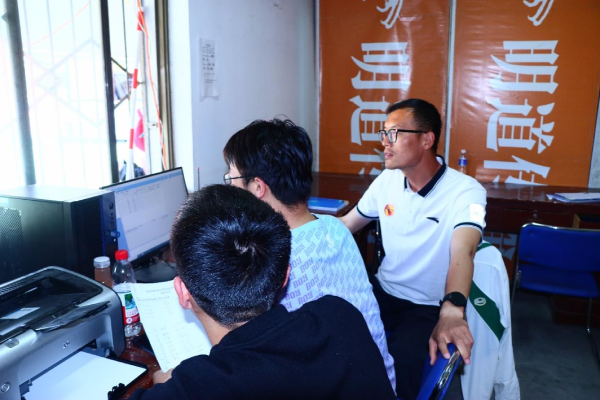 冯鑫老师（右）正在工作 (1).png