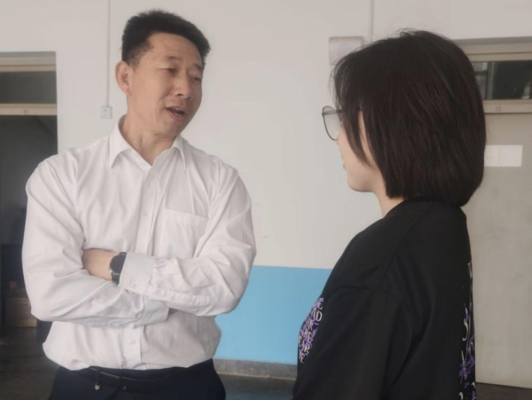 丁洪江老师（左）和学生记者 (1) (1).png