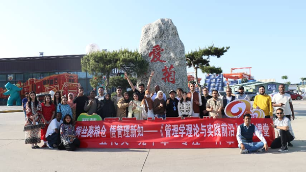 合影_副本.png