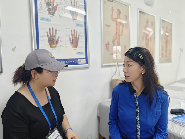 高颖辉老师（右）和学生记者 (1).png