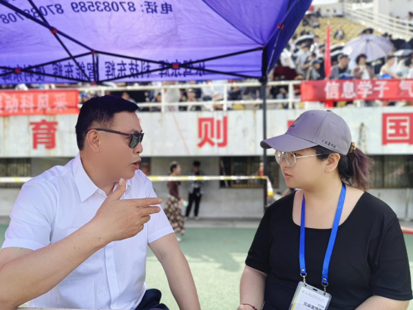 王斌老师（左）和学生记者 (1).png