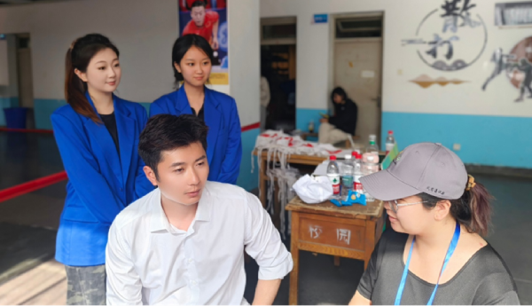 党建地老师（左下）和学生记者 (1).png