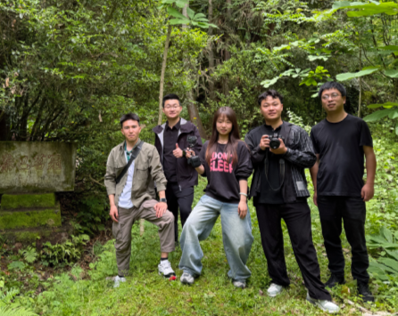 图一：助力团成员与二里镇干部秦峰在秦巴茗冠古茶树前合影.png