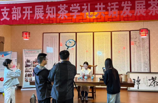 图二：助力团成员拍摄制茶流程.png