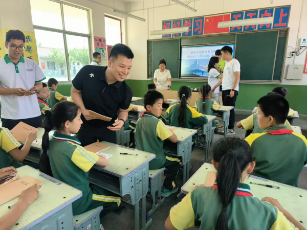 黄泽清研究生助力团期间为小学授课 (1).png