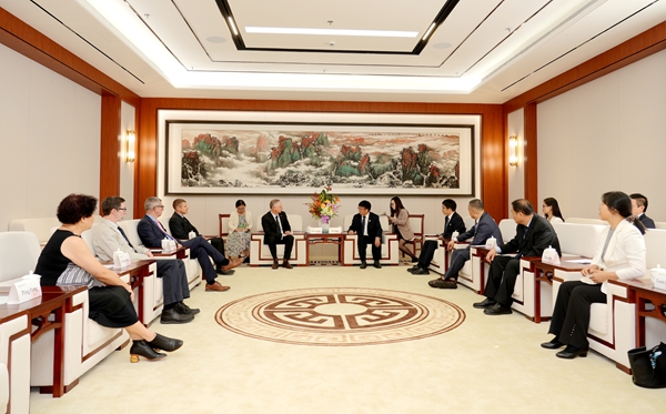 01吴普特会见新西兰梅西大学校长皮埃尔·文特一行.jpg
