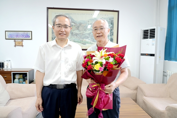 2陈红慰问全国高校“双带头人”教师党支部书记工作室负责人、水建学院蔡焕杰教授.jpg