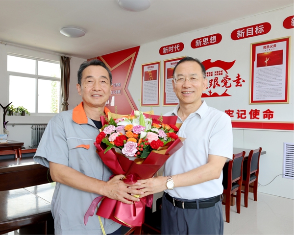 闫祖书看望慰问管理服务类党员代表汤军健_副本.jpg