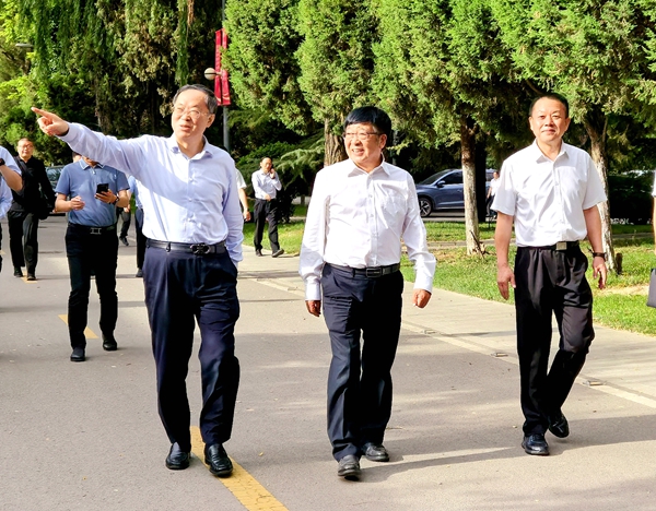 兰州大学校长杨勇平向吴普特校长校长介绍学校建设情况.jpg