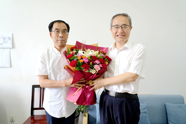 3陈红慰问全国第五批样板支部机械工程教师党支部书记李群卓.jpg