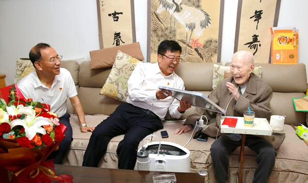 吴普特、闫祖书看望慰问建国前老党员熊运章先生_副本.jpg