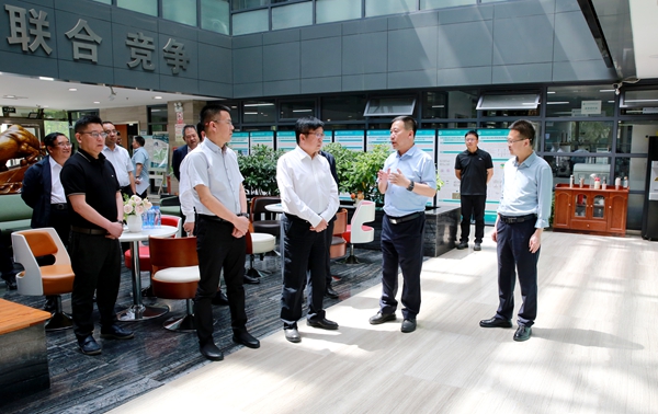 甘肃农业大学校长柴强（右二）向吴普特校长一行介绍省部共建干旱生境作物学国家重点实验室建设情况.jpg