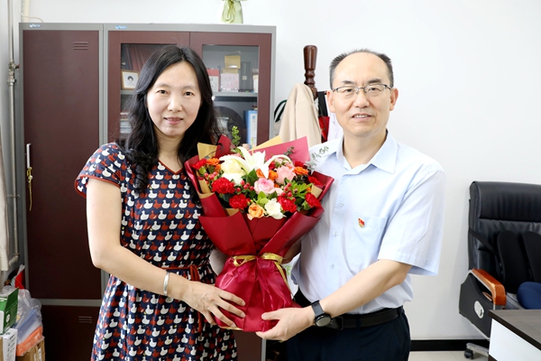 校党委副书记庄世宏看望慰问党员人才代表、化药学院李文利教授.jpg