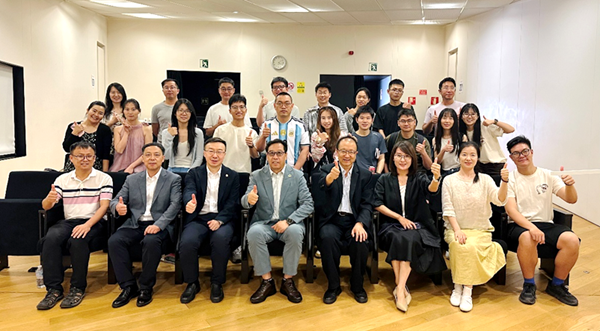 与参加巴塞罗那地区青年专家交流会的师生合影_副本.png
