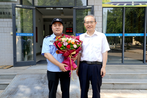 5陈红慰问党员代表、保卫处李军儒.jpg