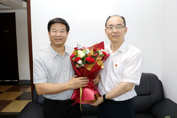校党委副书记庄世宏看望慰问园林学院谢寿安教授_副本.jpg