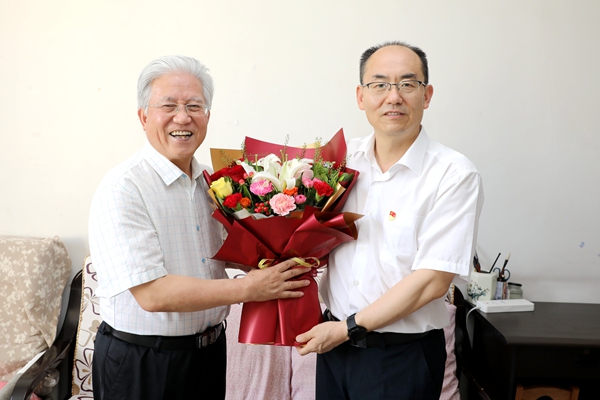 庄世宏看望慰问“光荣在党50年”党员代表苏印泉教授.jpg