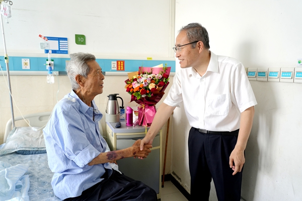 1陈红看望慰问陕西省优秀共产党员王辉教授.jpg