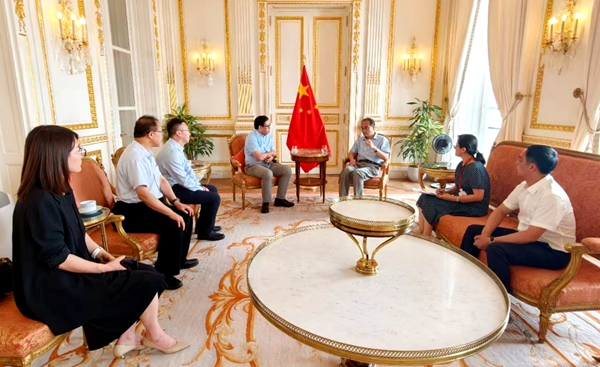 与中国驻法国大使邓励座谈_副本.jpg