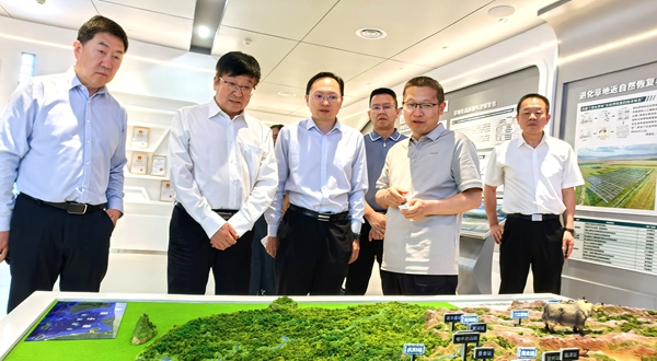 吴普特校长一行参观兰州大学草种创新与草地农业生态系统全国重点实验室_副本.jpg