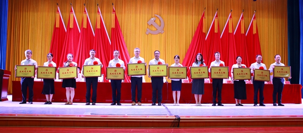 校领导为学校先进党支部颁奖_副本.jpg