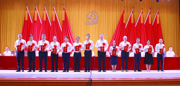 校领导为学校优秀共产党员代表颁奖之一_副本.jpg