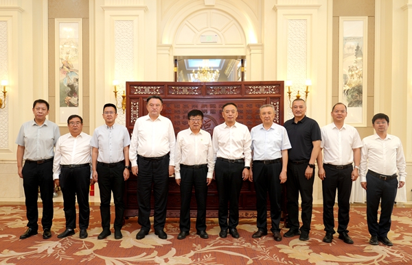 08吴普特与伊犁州党委书记杨秀理、州长叶尔夏提会谈并合影留念.jpg