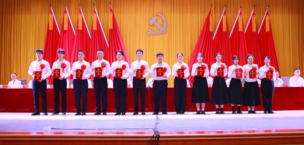 校领导为学生优秀共产党员代表颁发荣誉证书2_副本.jpg