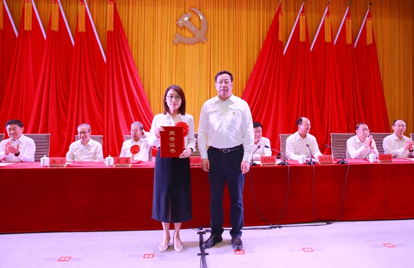 校党委书记黄思光为陕西省先进基层党组织农学院党委颁发荣誉证书_副本.jpg